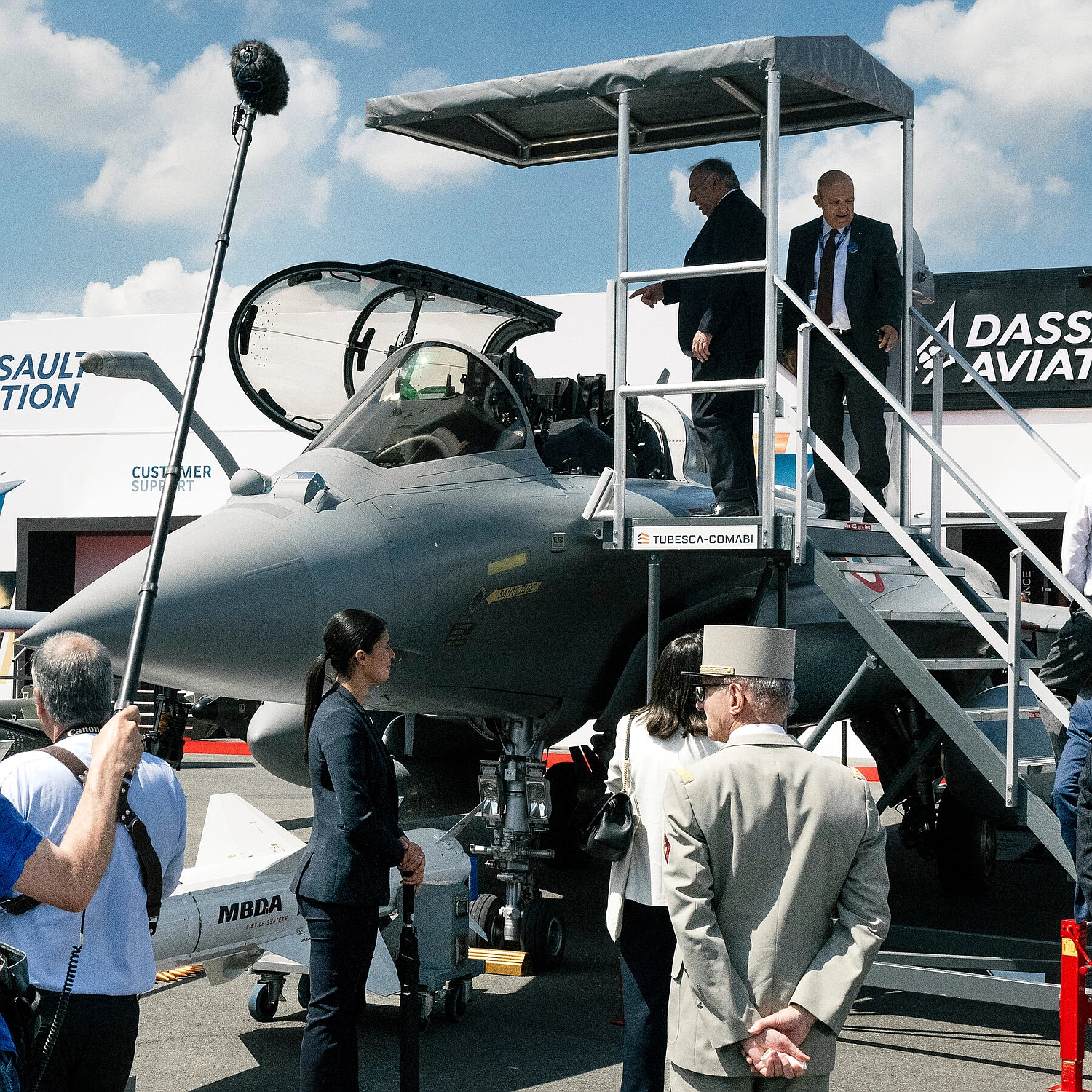 Macron and Zelensky Sign Accord to Explore Up to 100 Rafale Jets for Ukraine