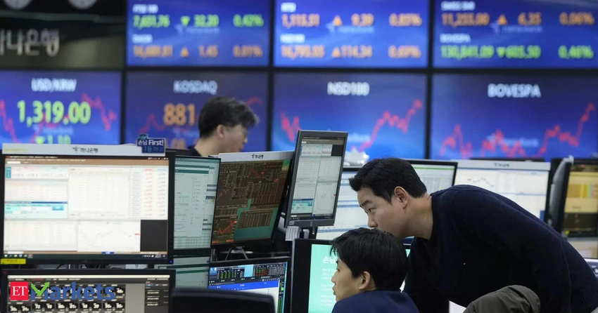 Experts: Weekly SIPs Could Help Weather Market Turmoil