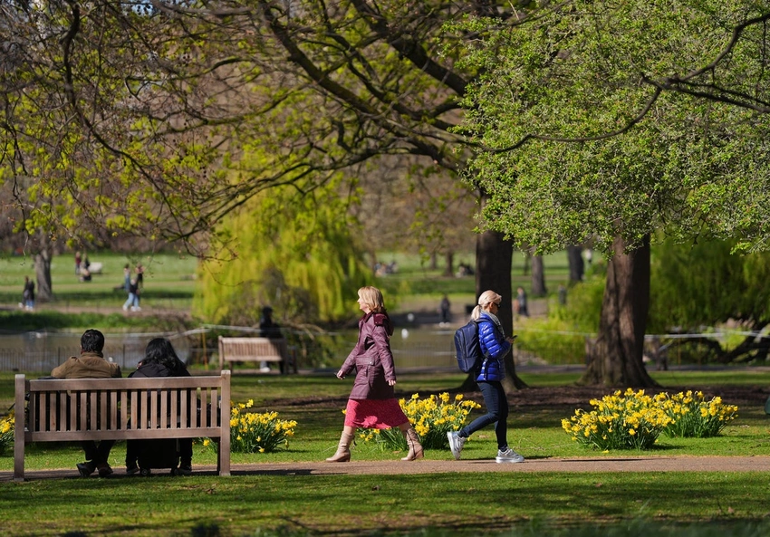 London hotter than Barcelona as UK warms to 24C this week