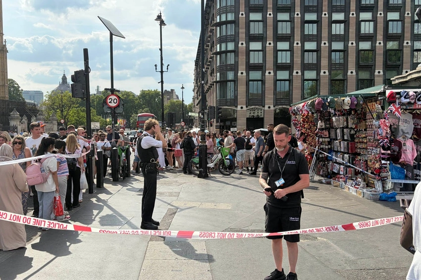 Dramatic Police Boat Crash at Westminster Bridge During Pursuit!