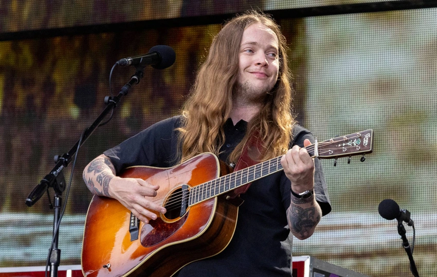 Billy Strings Wears Helmet On Stage After Object Incident!