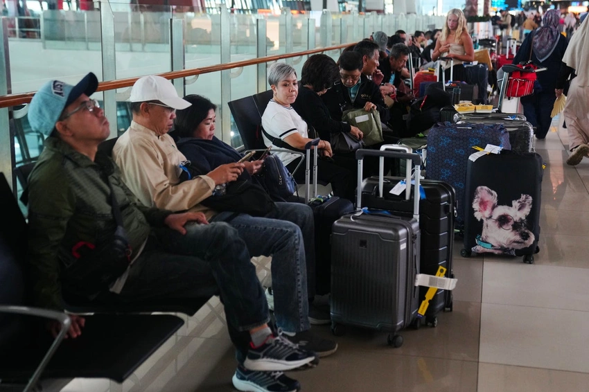Volcano Chaos: Anak Krakatau Erupts, Stranding 150K Passengers!
