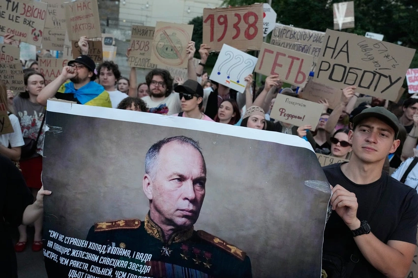 Zelenskyy Shakes Up Military! New Army Chief & Fedorov Returns Amid Protests 🇺🇦