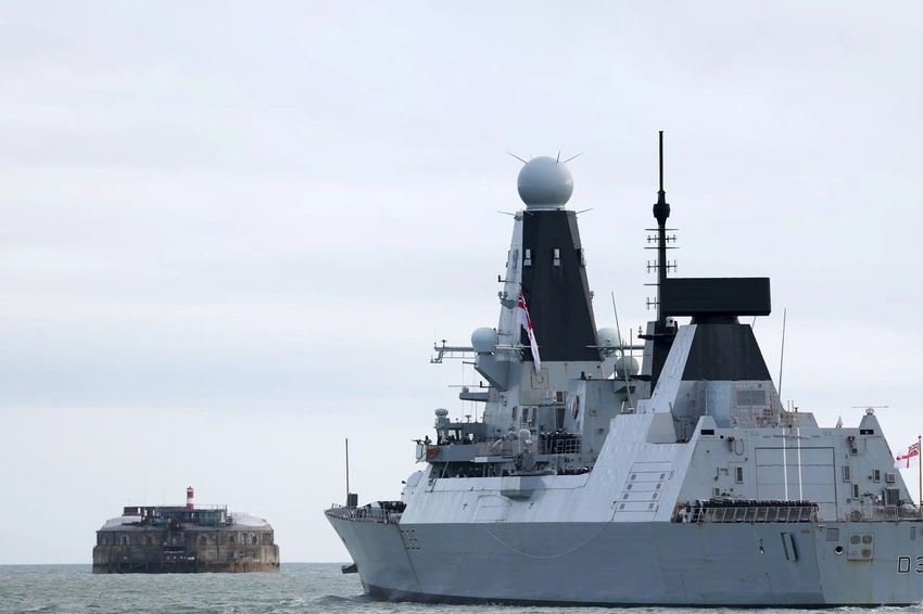 HMS Dragon Docks in Mediterranean After Minor Issue, Remains Ready to Sail