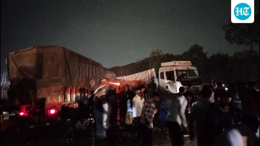 Tragedy Strikes Pune-Bengaluru Highway: 2 Dead, 12 Injured in Multi-Vehicle Crash!