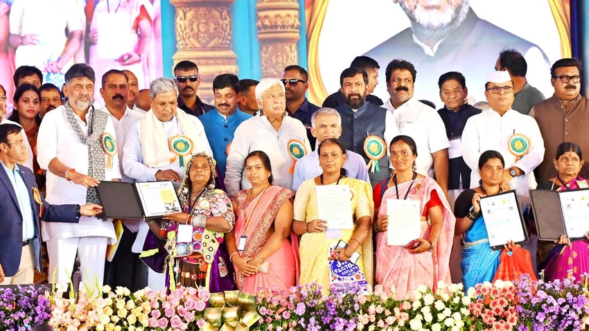 Stalin Deposits Rs 5,000 to 1.31 Crore Women Ahead of TN Elections
