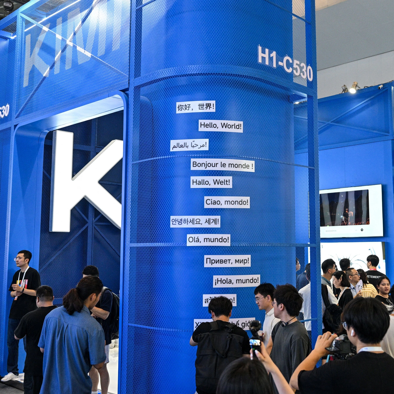 AI Showdown: Silicon Valley Splits Over Open-Source vs. Closed Models!