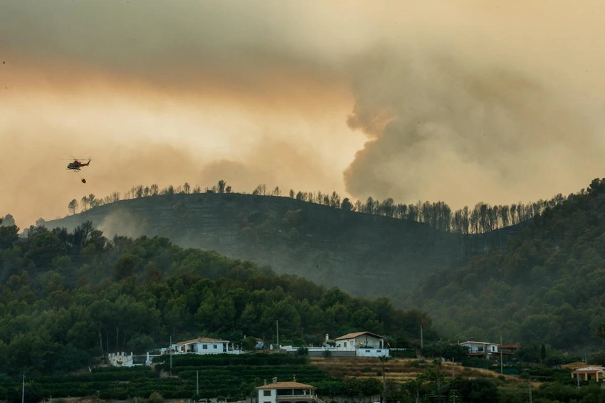 Wildfires Rage in France & Spain: Travel Chaos, Evacuations & Flight Concerns