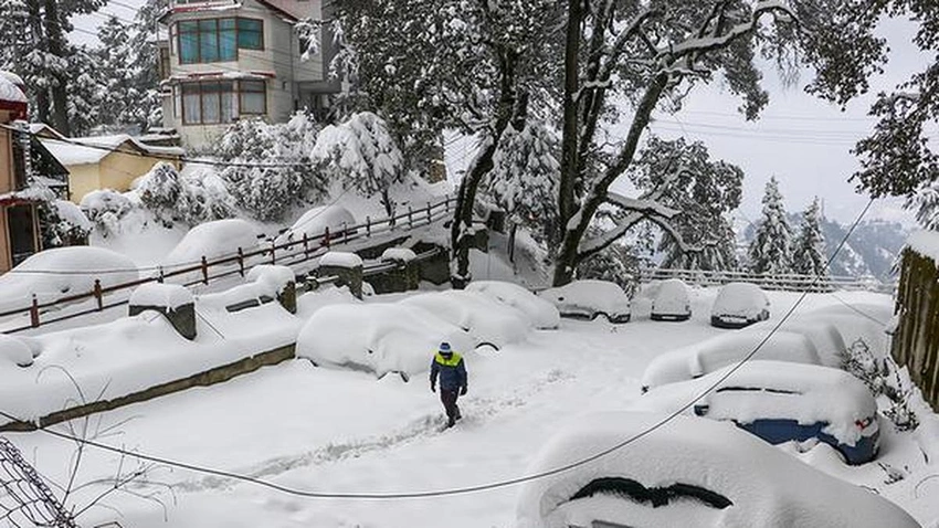 Fresh Kashmir Snow Halts Srinagar-Jammu Highway; Flights Operate as Snow Persists