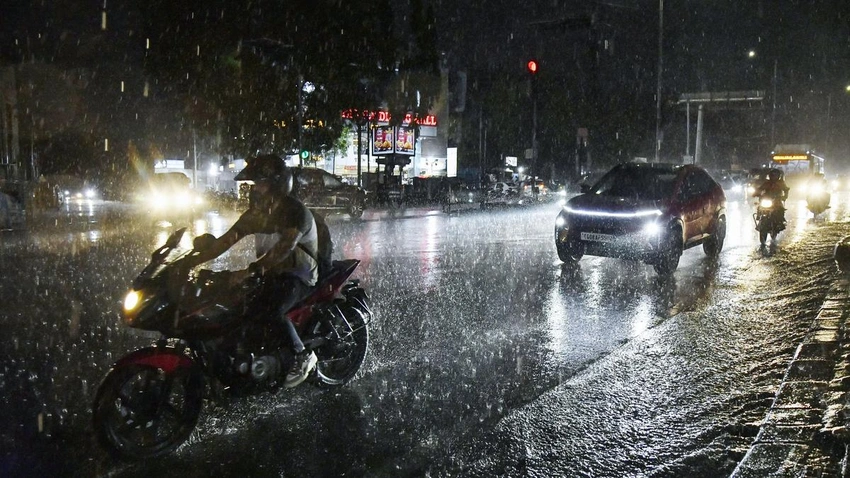 Monsoon Alert: Heavy Rains & Cooler Temps for 10+ Tamil Nadu Districts!