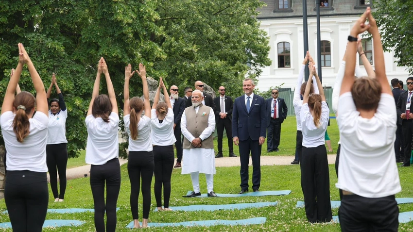 PM Modi Explores 'Banaras Connect' Art in Slovakia! 🎨🇮🇳🇸🇰