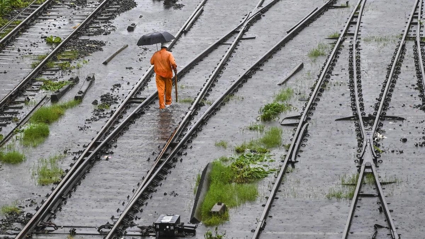 Mumbai Rains: Infrastructure Crumbles, City Paralyzed! ⛈️