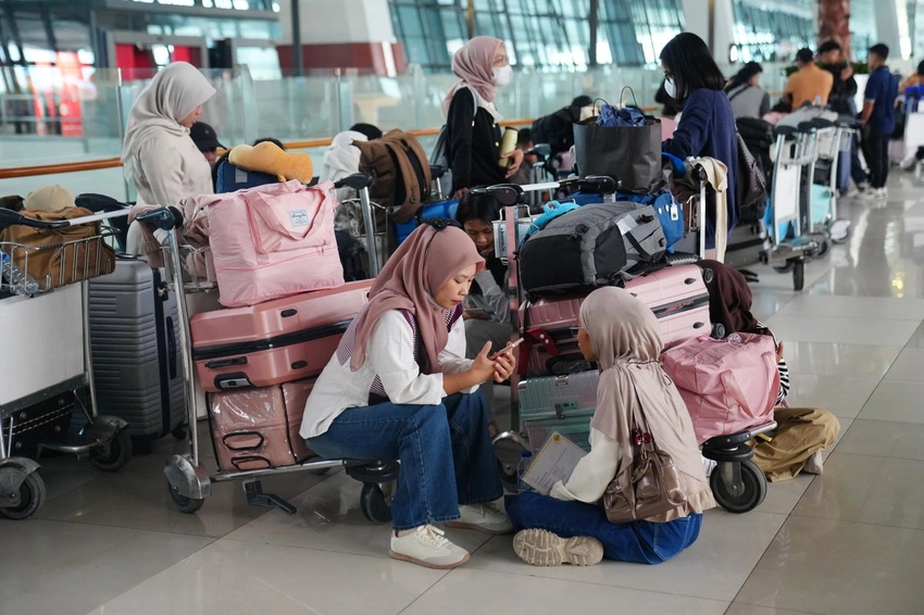 Jakarta Airports Reopen: Volcanic Ash Crisis Ends, Flights Resume!
