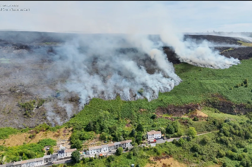Rhondda Valley Blaze: Deliberate Fires Fuel "Major Incident" on Llanwonno Mountain! 🔥