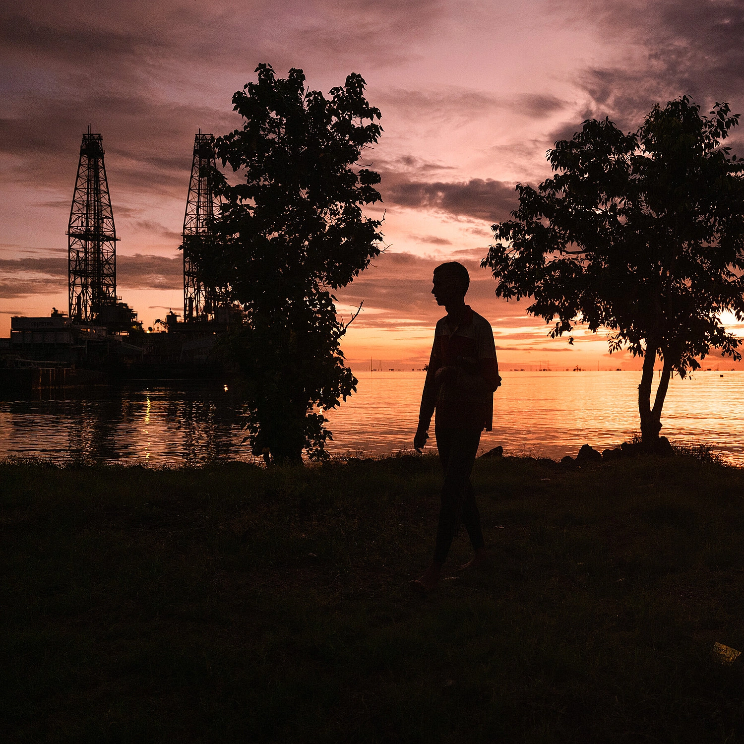 Trump orders total blockade of sanctioned Venezuelan oil tankers