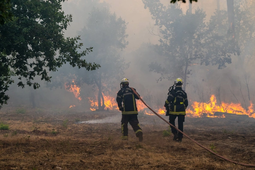 Bordeaux on Edge: Massive Wildfire Forces Evacuations, Threatens City!