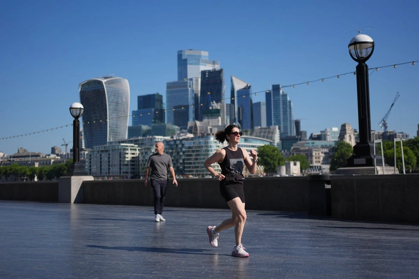 UK Economy Shows Resilience: Another Quarter of Growth Expected!