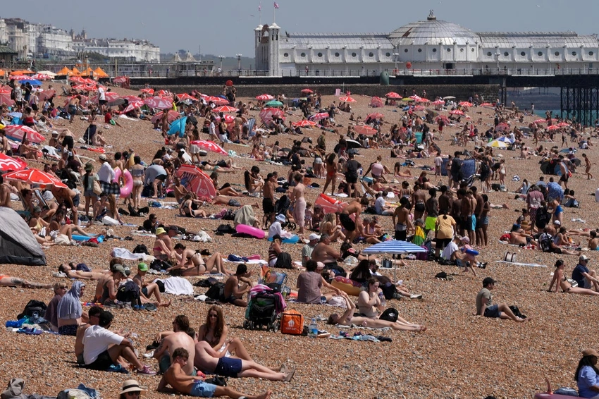 UK Heatwave Smashes Records! London & Surrey Bake in 35.5C Scorcher ☀️