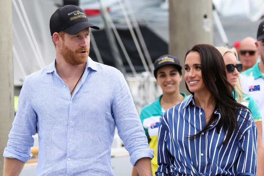 Harry & Meghan Head to UK Royal Residence for Family Reunion!