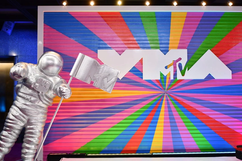 Taylor Swift Makes VMA History! Madonna Leads Nods at Star-Studded Show