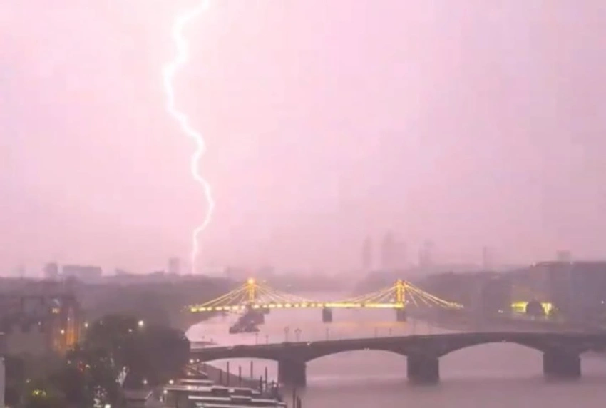 Spectacular Lightning Illuminates London Sky as Heatwave Ends!