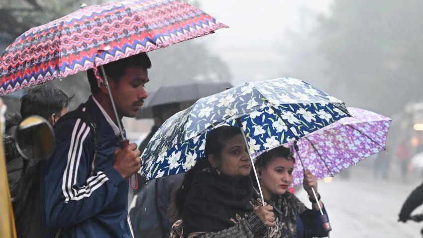 Delhi flights disrupted as red alert prompts travel advisories