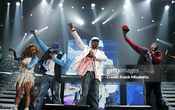 Usher performing 2004 concert stage