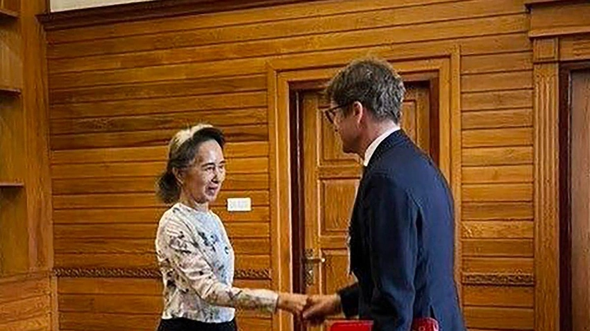 Aung San Suu Kyi Seen Healthy in First Outside Contact in 2.5 Years!