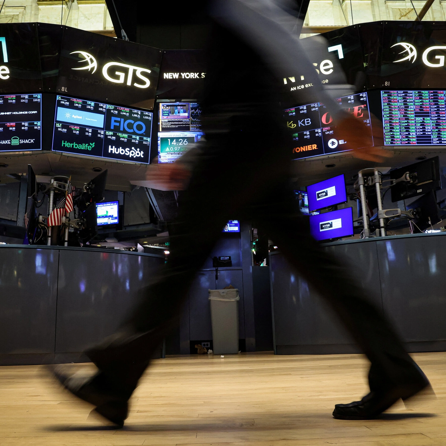 US Stocks Dip: Chip Selloff & AI Anxiety Drag Market Lower