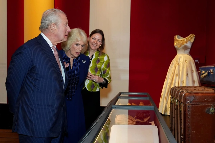 London unveils Queen Elizabeth II memorial statue of her as a young woman