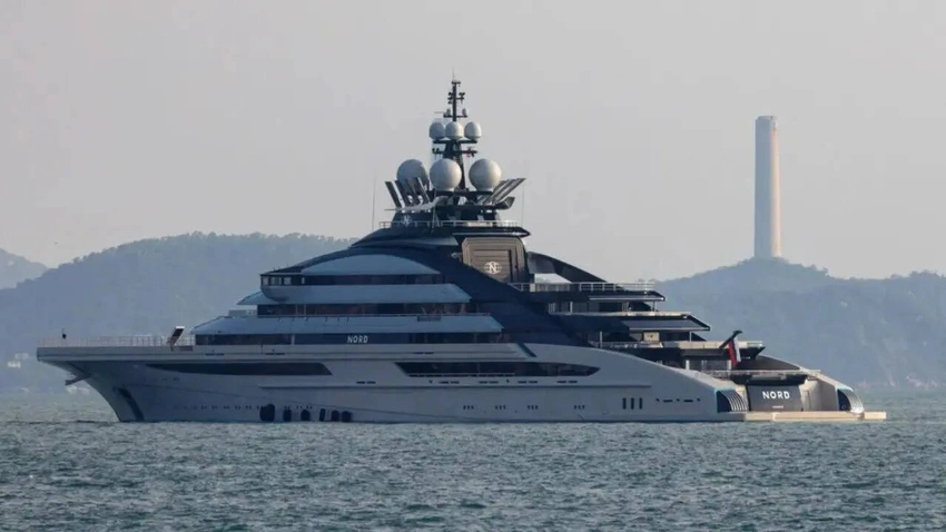 Sanctioned Russian Superyacht Sails Through Hormuz, Defying Blockade
