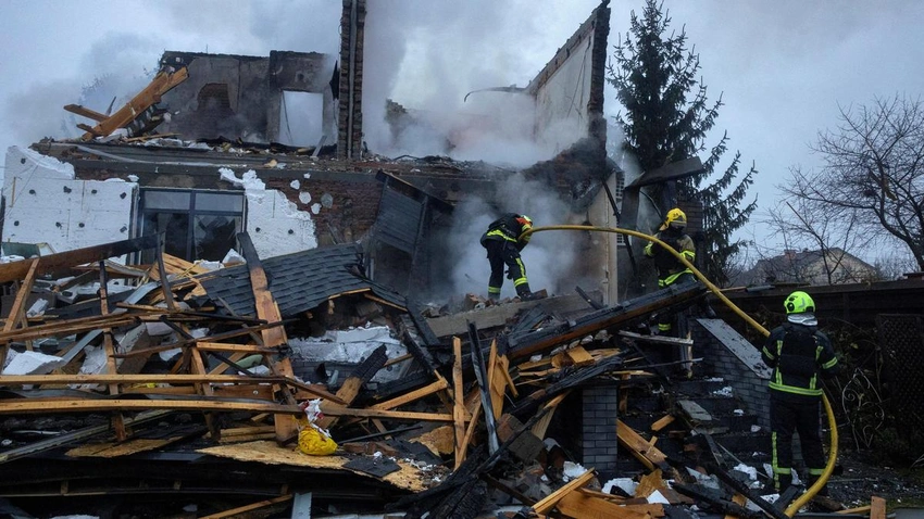 Kyiv Hit by Russian Strikes as Peace Talks Loom