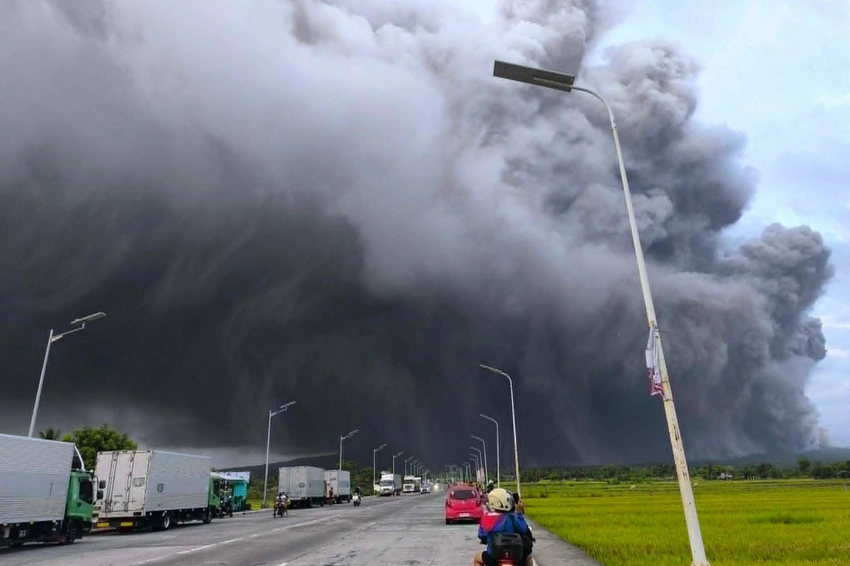 Hundreds Evacuate as Mayon Volcano Sends Ash Cloud Across Albay