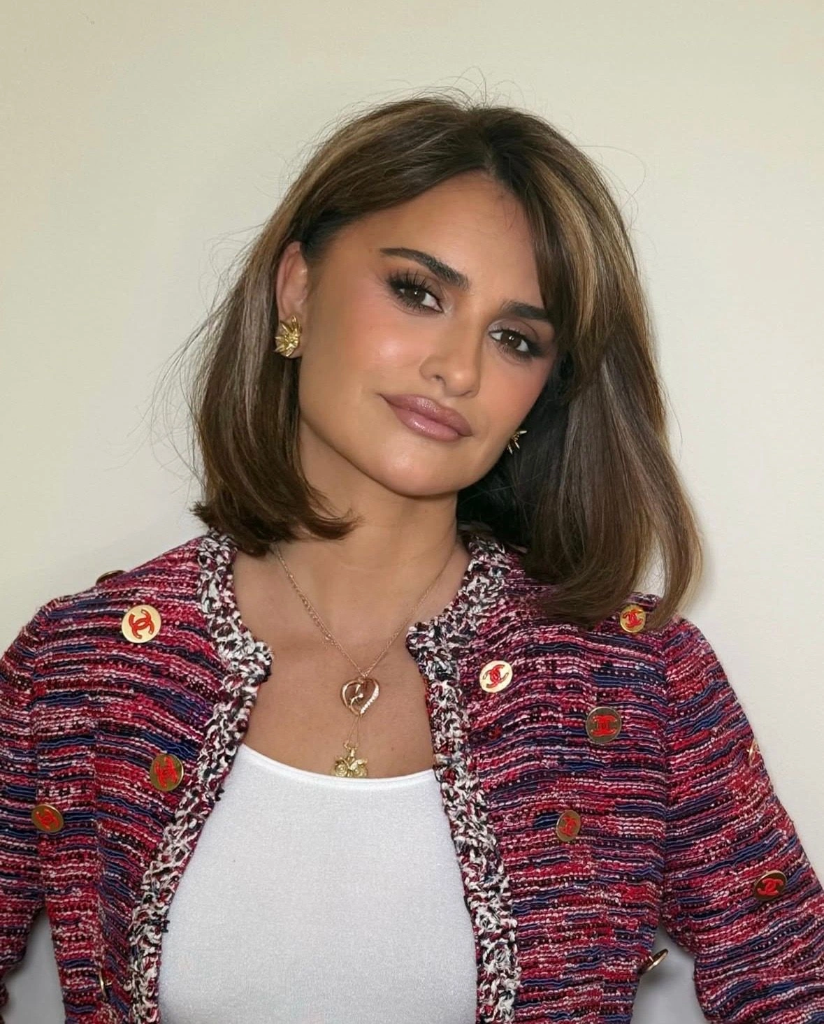 The 'Boyfriend Bob' Craze: Penélope Cruz & Effortless Chic Defined