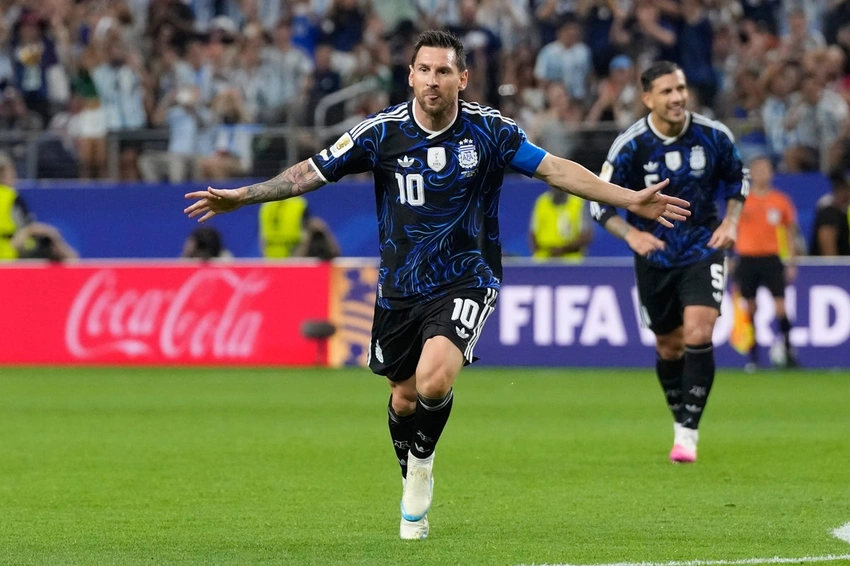 Messi Makes World Cup History! Argentina Tops Group J with Thrilling Win