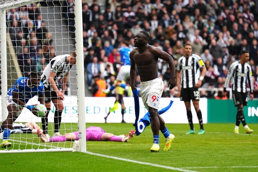 Brobbey's 90th-minute stunner seals Sunderland derby win over Newcastle