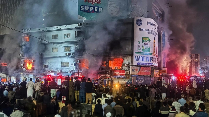 Massive fire tears through Karachi mall, killing six
