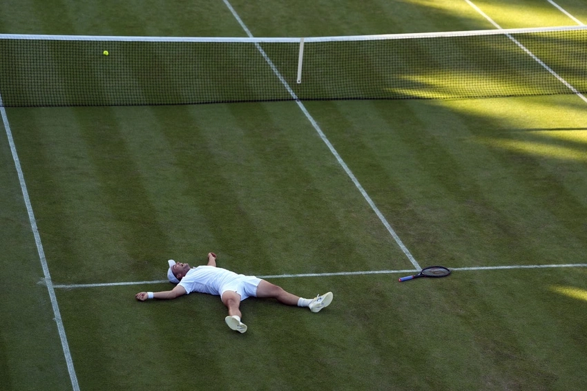 Wimbledon Wildcard Fery Defies Nosebleeds for Epic Fourth Round Win!
