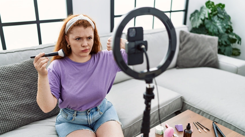 Influencer faking candid photo