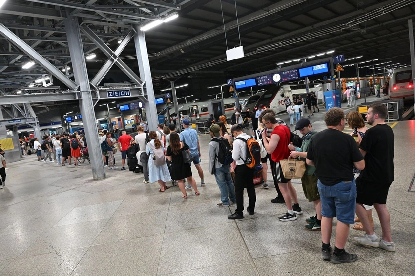 Germany's Trains Halt Nationwide! IT Glitch Snarls Deutsche Bahn