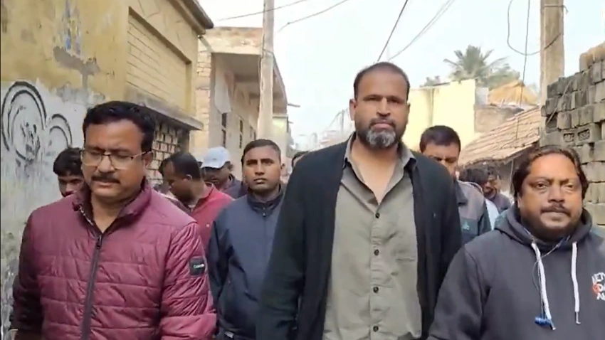 Yusuf Pathan Visits Migrant Labourer’s Family in Beldanga