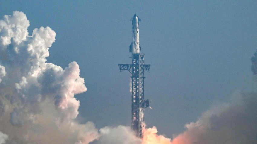 SpaceX's Most Powerful Starship Ever Hits the Indian Ocean with a Bang