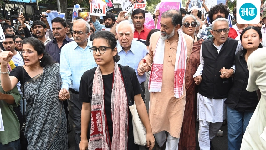 Delhi Erupts: Mass Protests Against CEC, Police Action Sparks Outrage!