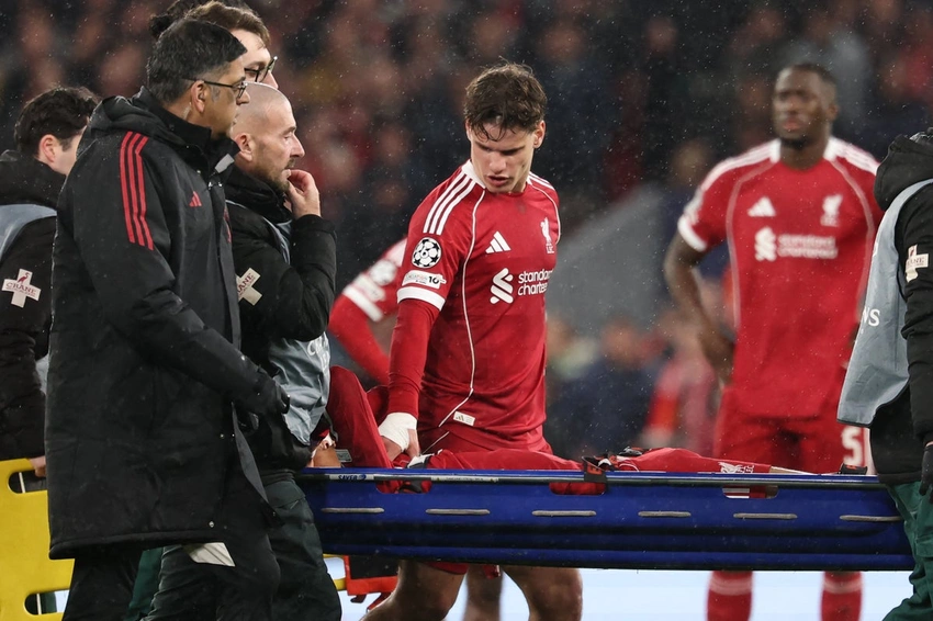 Ekitike injury scare for Liverpool as PSG clash leaves striker stretchered off