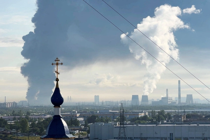 Kyiv Under Ballistic Missile Attack; Ukraine Hits Siberian Oil Refinery Amid Peace Calls