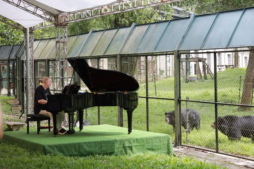 Rick Wakeman Plays for 150 'Music-Loving' Bears in Vietnam!