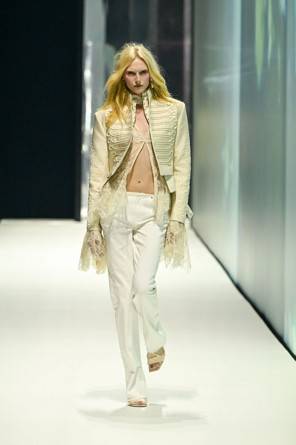 Virtual Directors Take the Runway: AI's New Role in High Fashion