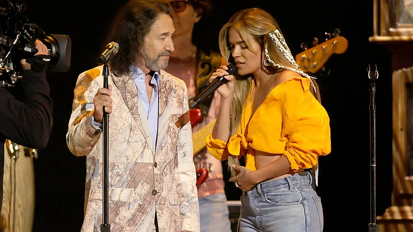 Kacey Musgraves & Carin León Debut 'Lost in Translation' at Latin Grammys