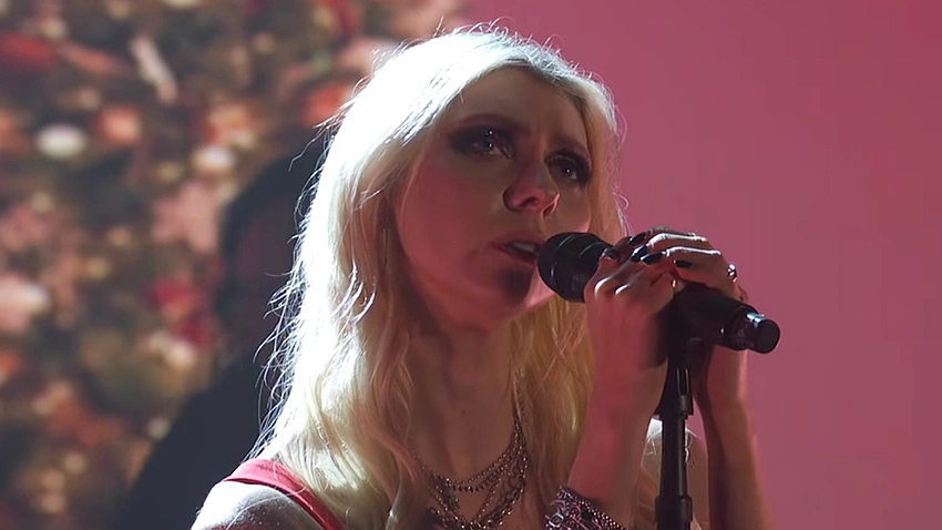 Taylor Momsen Reunites with Jim Carrey, Teases New Grinch Christmas Song