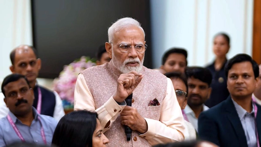 PM Modi Seeks Public Speaking Tips, Urges Teachers to Tackle Student Issues